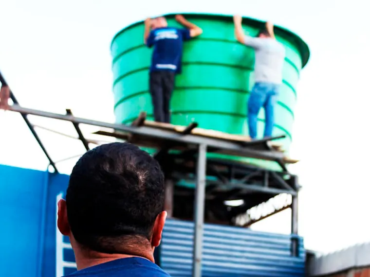Manutenção e limpeza de caixa d'água em altura