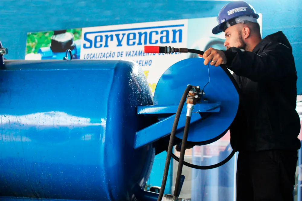 Técnico da Servencan operando equipamento de detecção de vazamento